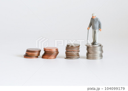 高齢者 老後のお金イメージ  104099179
