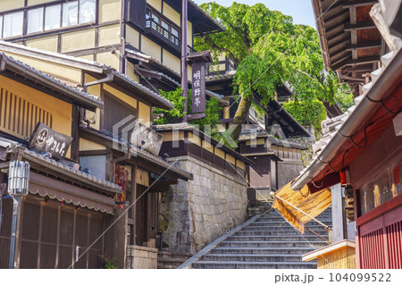 京都 産寧坂(三年坂)の風情ある街並み 京都 産寧坂(三年坂)の風情ある街並み 104099522