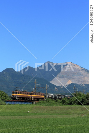 藤原岳と三岐鉄道貨物列車 104099527