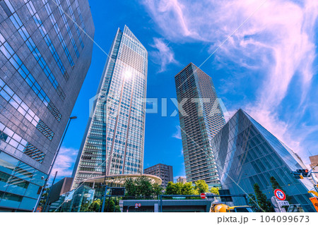 日本の東京都市景観 虎ノ門ヒルズステーションタワー（虎ノ門ヒルズ駅）前の虎ノ門ヒルズなどを望む 104099673