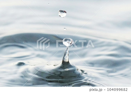 水面に跳ね返る水が作る造形美 水面に跳ね返る水が作る造形美 104099682