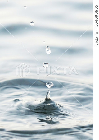 水面に跳ね返る水が作る造形美 水面に跳ね返る水が作る造形美 104099695