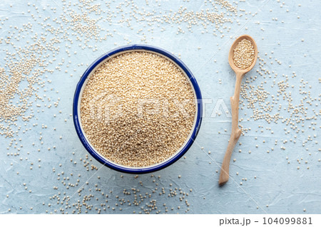 Quinoa in a bowl, healthy organic wood, uncooked 104099881