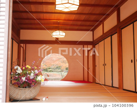 紅葉の時期の明月院の丸窓 紅葉の時期の明月院の丸窓 104100396