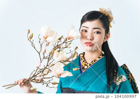 花を持つ振袖を着た女性のポートレート 104100997