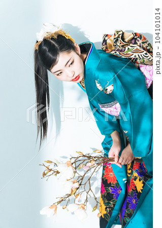 花を持つ振袖を着た女性のポートレート 104101014
