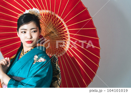 和傘をさす着物の女性 104101019