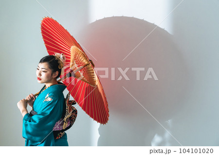 和傘をさす着物の女性 104101020