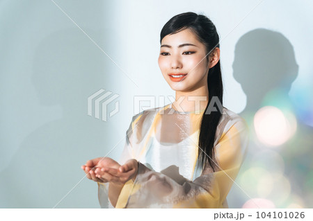 手をかざす女性 104101026