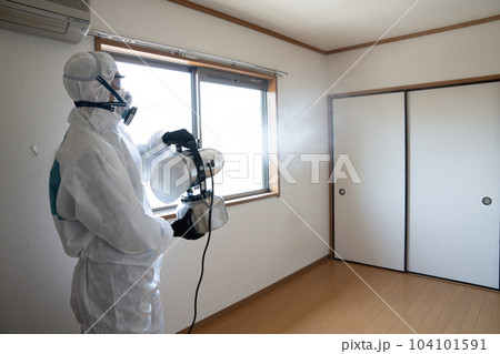 噴霧器で室内の除菌をする作業員 104101591