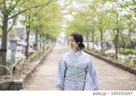 着物を着た女性が鎌倉を観光する 104101697