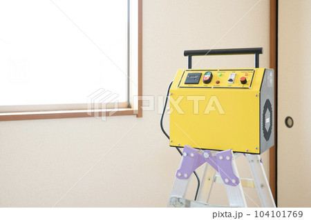 脚立にのせたオゾン脱臭器 104101769