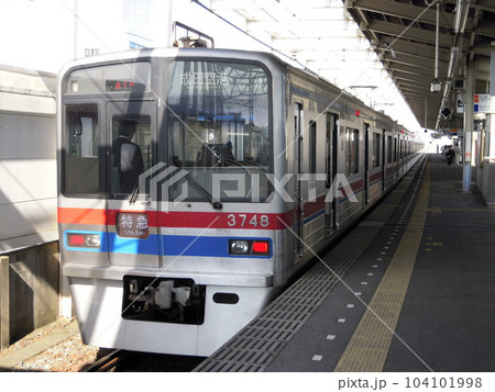 青砥駅に停車中の京成3700形電車 104101998