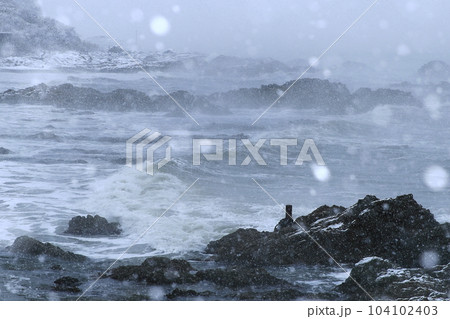雪降る冬の日本海 雪降る冬の日本海 104102403