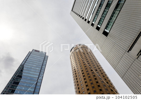 下から見上げた「大阪丸ビル、梅田DTタワー、大阪第一生命ビルディング」(2023年5月撮影) 下から見上げた「大阪丸ビル、梅田DTタワー、大阪第一生命ビルディング」(2023年5月撮影) 104102505