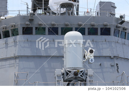 護衛艦の艦橋とCIWS　対空機関砲を装備した護衛艦の艦橋 104102506