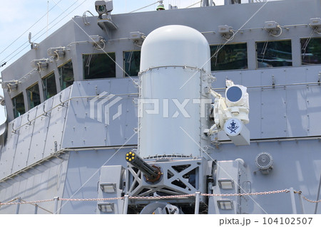 護衛艦の艦橋とCIWS　対空機関砲を装備した護衛艦の艦橋 104102507