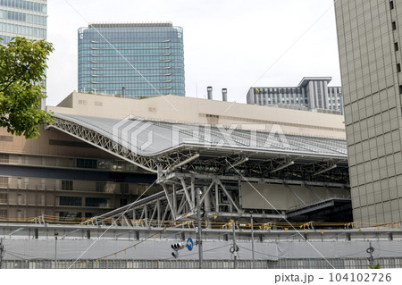 JR大阪駅の駅ビルと駅舎の屋根（2023年5月撮影） 104102726