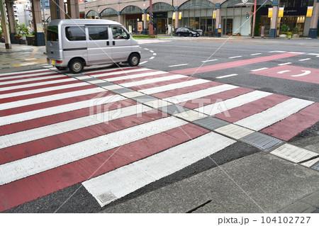 鹿児島市内の紅白横断歩道 104102727