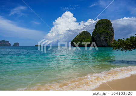 タイ南部のビーチと青空と白い雲(クラビー県プラナンビーチ) タイ南部のビーチと青空と白い雲(クラビー県プラナンビーチ) 104103520