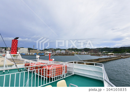 曇り空の桜島と桜島フェリーの風景 104103835
