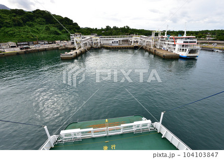 曇り空の桜島と桜島フェリーの風景 104103847