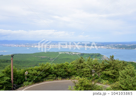 曇り空の桜島と桜島フェリーの風景 104103865