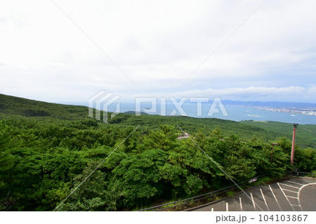 曇り空の桜島と桜島フェリーの風景 曇り空の桜島と桜島フェリーの風景 104103867