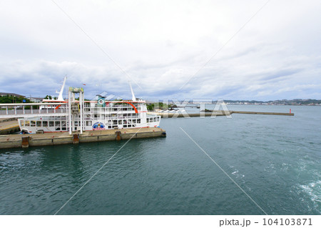 曇り空の桜島と桜島フェリーの風景 104103871