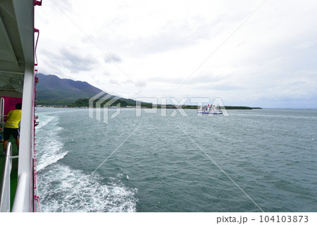 曇り空の桜島と桜島フェリーの風景 104103873