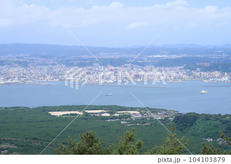 曇り空の桜島と桜島フェリーの風景 曇り空の桜島と桜島フェリーの風景 104103879