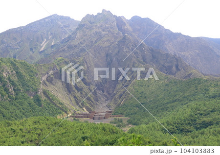曇り空の桜島と桜島フェリーの風景 104103883