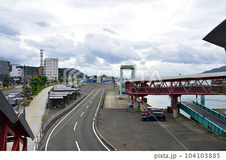 曇り空の桜島と桜島フェリーの風景 104103885