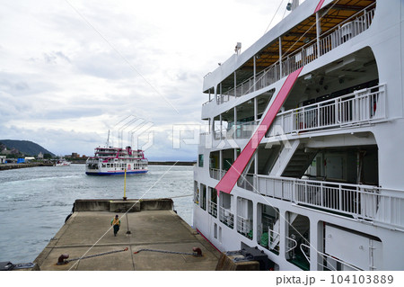 曇り空の桜島と桜島フェリーの風景 104103889