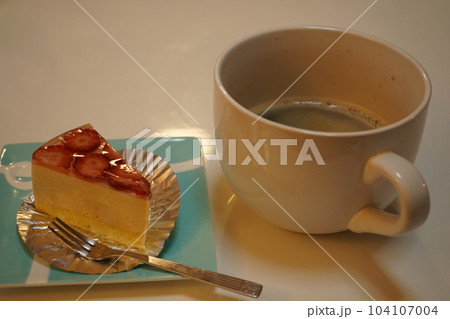 大きなマグカップとコーヒー 104107004