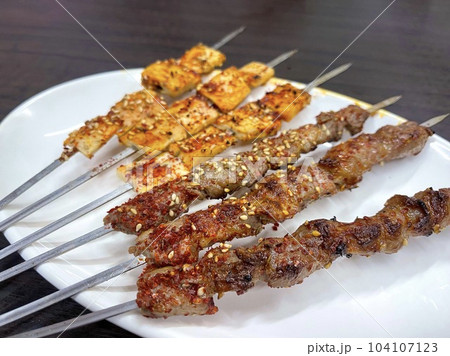 中華料理　羊肉の串焼きとコリコリの串焼き 104107123