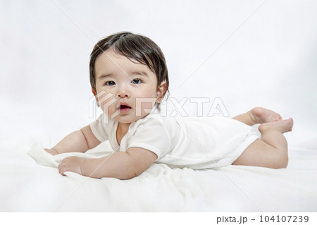 カメラ目線でハイハイする赤ちゃんの横姿 104107239