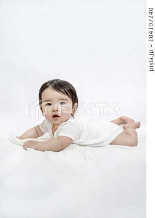 カメラ目線でハイハイする赤ちゃんの横姿 104107240