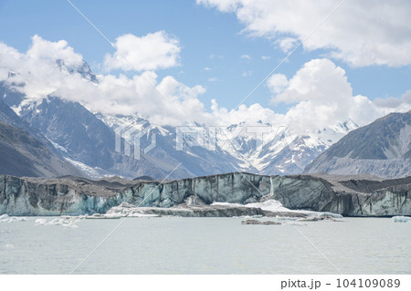マウントクック国立公園・タスマン湖の流氷 104109089