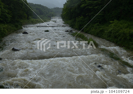 北杜市白州町、大雨で増水した尾白川 北杜市白州町、大雨で増水した尾白川 104109724