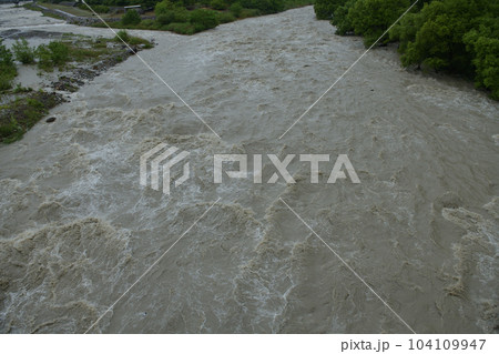 北杜市武川町、大雨で増水した釜無川 北杜市武川町、大雨で増水した釜無川 104109947