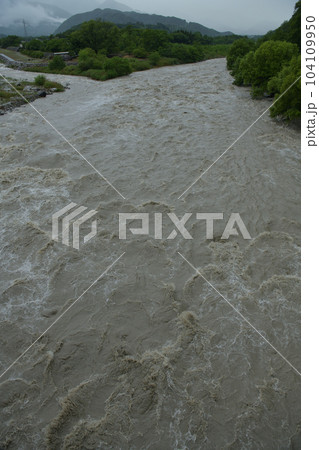 北杜市武川町、大雨で増水した釜無川 北杜市武川町、大雨で増水した釜無川 104109950
