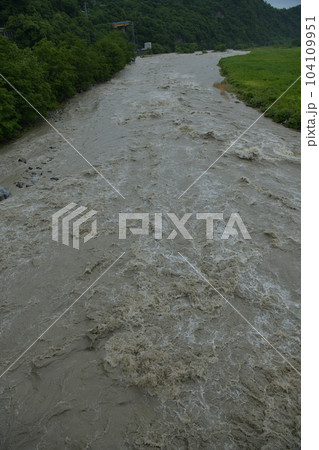 北杜市武川町、大雨で増水した釜無川 北杜市武川町、大雨で増水した釜無川 104109951