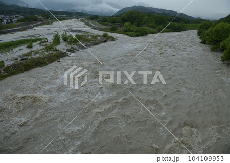 北杜市武川町、大雨で増水した釜無川 104109953