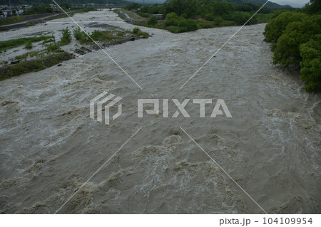 北杜市武川町、大雨で増水した釜無川 104109954