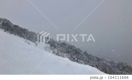 ニセコグランヒラフスキー場の雪山と暗い空 ニセコグランヒラフスキー場の雪山と暗い空 104111606