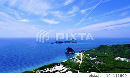 新島の石山トレッキングコースから見た地内島と大平島 104111609