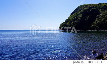 長崎県壱岐島にある初瀬の岩脈から見た海の風景 104111619