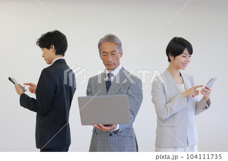 電卓_ノートPC_スマホ_進化するデバイスとビジネスパーソン3人_3 電卓_ノートPC_スマホ_進化するデバイスとビジネスパーソン3人_3 104111735