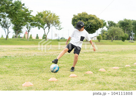 公園でサッカーをするアジア人の子供 公園でサッカーをするアジア人の子供 104111808
